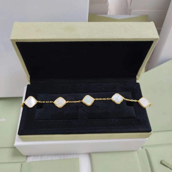 Style Classique Mode Trèfle À Quatre Feuilles Charme Bracelets Or Jaune 18k Blanc Mère De Perle Designer Bracelet Dames Mariage Mariée Cadeau Bijoux