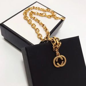 Lettres d'or de style classique pendentif collier de haute qualité hommes femmes designer torsion collier cadeau bijoux accessoires en gros