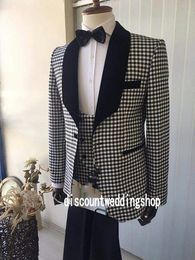 Style classique Groom Tuxedos Un bouton Châle Revers Garçons d'honneur Mariage Hommes Blazer Dîner Costumes (Veste + Pantalon + Gilet + Cravate) J790