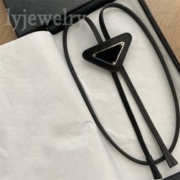 Klassieke stijl mannen bolo tie driehoek lederen nek stropdas zwarte letter tag glazuur vintage shirt luxe accessoires eenvoudige stijl elegante dames designer banden pj046 e23