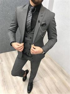 Klassieke stijl één knop donkergrijze bruidegom smoking piek revers bruiloft / prom / diner groomsmen mannen pakken blazer (jas + broek + vest + tie) W1481