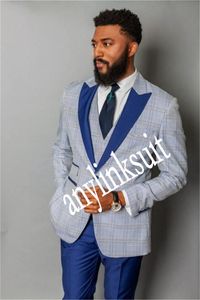 Classic Style One Button Light Blue Plaid Bruidegom Tuxedos Peak Revers Bruiloft / Prom / Diner GroomsMen Mannen Past Blazer (Jas + Broek + Vest + Tie) W1450