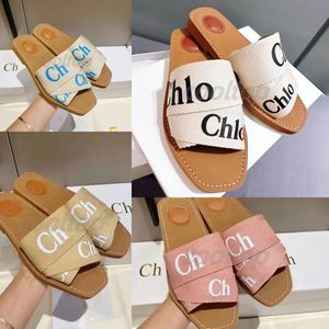 Pantoufles de chaussures de style classiques Slippers Femmes Slippers Fashion Luxury Luxe Slippers en cuir Sandales plates en caoutchouc Sandales d'été