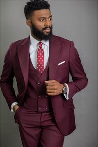 Style Classique Deux Boutons Bordeaux Marié Tuxedos Peak Revers Mariage / Bal / Dîner Garçons D'honneur Hommes Costumes Blazer (Veste + Pantalon + Gilet + Cravate) W1454