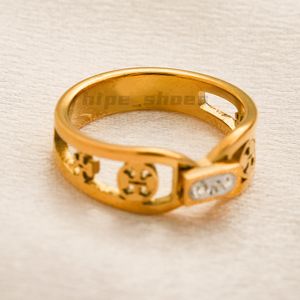 Klassieke TB -ontwerp roestvrijstalen ring luxe mode charme sieraden 18k goud geschikt voor vrouwelijke mannen feestbetrokkenheid geschenken