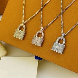 Collar de bloqueo de acero de titanio clásico Letras de oro y plata para mujer Regalo novia boda con incrustaciones de diamantes Joyas de diseñador de lujo que no se desvanecen