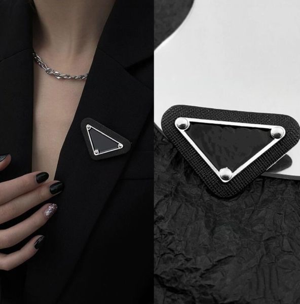 Classique Triangle Lettre Broches Femmes Mode Broches En Métal Manteau Chapeau Accessoires Designer Unisexe simple Pardessus broche Bijoux En Gros