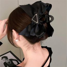 Clásico Triángulo Letras Garra Clip Bowknot Niñas Barrettes Diseñador de lujo Pinza para el cabello Regalo de alta calidad Accesorios para el cabello Estilo vintage Headwear
