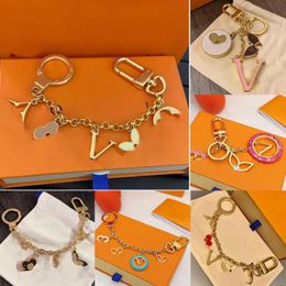 Classic V Keychains Diseñador para mujeres de alta calidad llavero portátil de llavero de lujo de metal copo de nieve círculo anillo de llave