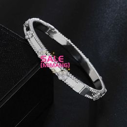 Accessoires de bijoux Van classiques Four feuilles Bracelet Bracelet Bijoux de créateur de bracelet Sweet pour femmes 18k plaqués à l'or Crystal Full Diamond Kaléidoscope Cuff Valentin