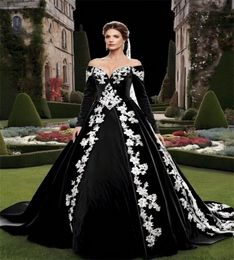 Robe de mariée classique victorienne noire, épaules dénudées, avec des appliques en dentelle blanche, robe de mariée princesse gothique avec manches longues
