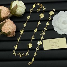 Classic W Gold Sier Designer femme européen et américain Fashion Choker Flower Letter Collier Bracelet pour les combinaisons de cadeaux de fête de mariage
