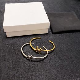 Klassiek met een uniek ontwerp van de stalen armband met letter, avant-gardistische unieke prachtige armband geschikt voor mannen en vrouwen