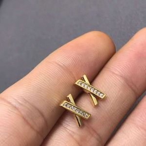 Klassiek met doos Top Boutiqu V Gold Half Diamond Ros Cross Light en Minimalistische Instagram Styls -arrings Small Vrsatil Gift Dsign Rsatil Tiffanyjewelry