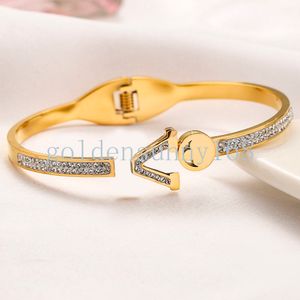 Bracelets de créateurs de marques de marque classiques Bracelets 18k 18k Gold en acier inoxydable Bracelet en cristal en cuir cadeaux