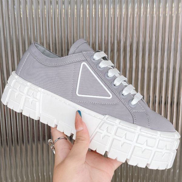 Classique femmes chaussures rehaussantes été respirant sport printemps femmes designer casual collocation baskets en nylon semelle antidérapante 50MM Triangle logo lettre