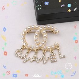 Clásico Mujeres Hombres Diseñador Marca Carta Broches 18K Chapado en oro Incrustación Cristal Rhinestone Joyería Broche Borlas Perla Pin Casarse C2562