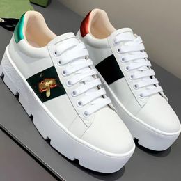 Baskets à plateforme brodées ace classiques pour femmes chaussures design rétro Cuir blanc avec Web vert et rouge et abeille brodée de fil d'or chaussure femme 01