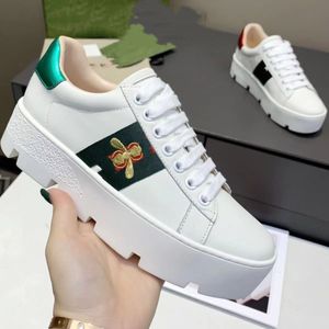 Baskets à plateforme brodées ace classiques pour femmes chaussures design rétro Cuir blanc avec Web vert et rouge et abeille brodée de fil d'or chaussure femme 05