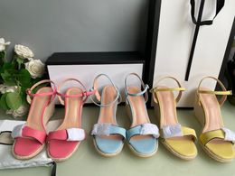 Sandales classiques pour femmes avec talon incliné en métal design à double bouton multicolore facile à porter chaussures simples taille du paquet complet 35-41