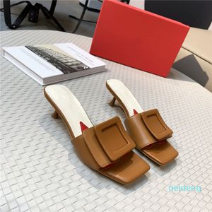 Klassieke vrouwen sandalen merk vierkante knop slippers lederen antislip flip flop slijtvaste platte glijbanen lage hak kat hakken sandaal 2