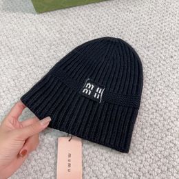 Chapeau tricoté en laine classique tissé avec lettre m ui pour femmes, bonnet de styliste, site officiel, chapeau thermique grossier en cachemire 1: 1 pour hommes, cadeau d'anniversaire