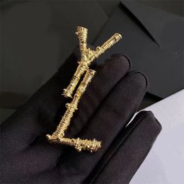 Klassieke brasses broches ontwerper brief retro geschenk gouden kleur pinnen vrouwen mode broche grote kralen vrouwelijke kleding pak legering broche voor hoeden klassiekers ZB042 F23