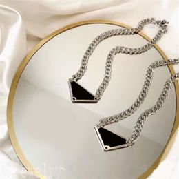 Designer classique femmes pendentif colliers designer métal noir triangle tag lettres motif boucle cubain lien chaîne bijoux luxe mens collier ZB011 E23