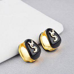 Boucles d'oreilles de boucle d'oreilles classiques Lettre de boucles d'oreilles Y Black Stud Précision Qualité de Titane en acier en acier de luxe Girl Girl Bijoux Not Fade