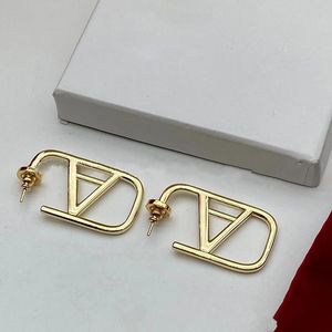 Classical Just Letter V Femme Maules d'oreilles Gold Version High Version Black Earring Titanium Steel Designer Fomen Women Stud Silver Bringle Brouille de luxe