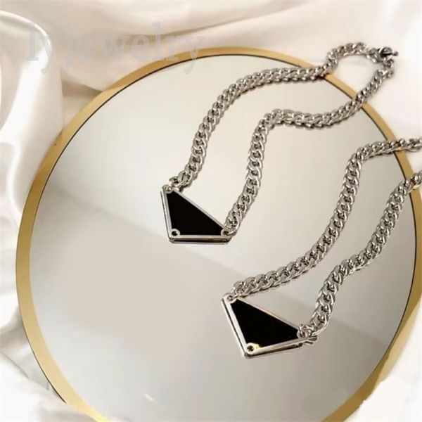 Colliers pendentifs classiques bijoux de créateurs avec des pièces métalliques simplement triangulaires chaîne pour hommes collier en argent plaqué de loisirs de style occidental pour les femmes de luxe ZB011 B23