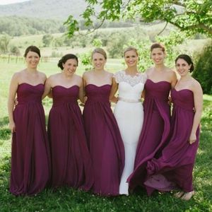 Vestidos de dama de honor clásicos de ciruela Una línea Tallas grandes Gasa fluida Escote corazón acanalado Sin mangas Fiesta de bodas Vestidos de dama de honor