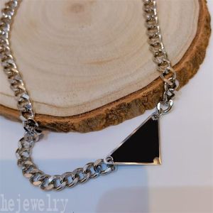 Clásico plateado collares colgantes diseñadores mujeres grueso elegante triángulo clásico etiqueta cadenas cubanas negras para hombres collar de diseñador de lujo ZB011 E23