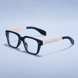 Les lunettes de soleil carrées classiques encadrent le cadre épais de lunettes avec les jambes en relief en gros