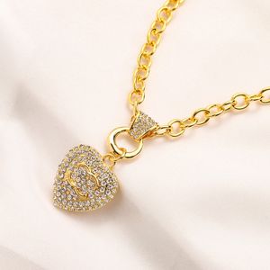Collier de concepteur de femmes classiques Chaîne pendentielle Gold plaquée en acier inoxydable coeur Cystal Colliers de mariage Accessoires de bijoux 46 cm