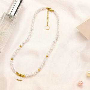 Femmes classiques Collier de concepteur de luxe Chaîne pendente 18K Lettre plaque d'or Colliers de perles