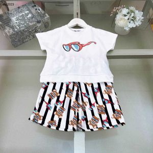 Classics Baby Track Sports Train Traje de manga corta para niños Tamaño de ropa de diseñador de 100-140 cm camiseta y osos pantalones cortos a rayas estampados 24 abril