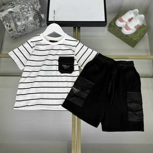 Classics Baby Track Sports Logotipo geométrico Traje de verano para niños Tamaño de ropa de diseñador 100-160 cm Design de rayas de contraste Camiseta y pantalones cortos de 24mar