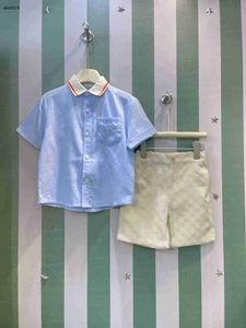 Classics Baby Tracksuits Kids Designer Clother Boys Two Piece Set Taille 100-150 cm Summer Blue Shirt and Grid Letter Full Imprime Shorts 24aPril