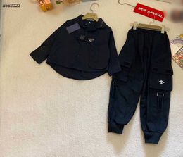 Survêtements classiques pour enfants Ensemble deux pièces pour bébé Taille 110-160 Vêtements de marque pour enfants Chemise de décoration avec boucle de sécurité et pantalon cargo 24mars