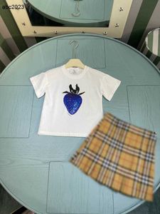 Classics Girls Hobe Suits Baby Tracksuit Summer Kids Designer Clothes Taille 100-160 cm Blue Strawberry Match Imprime T-shirt et jupe 24april