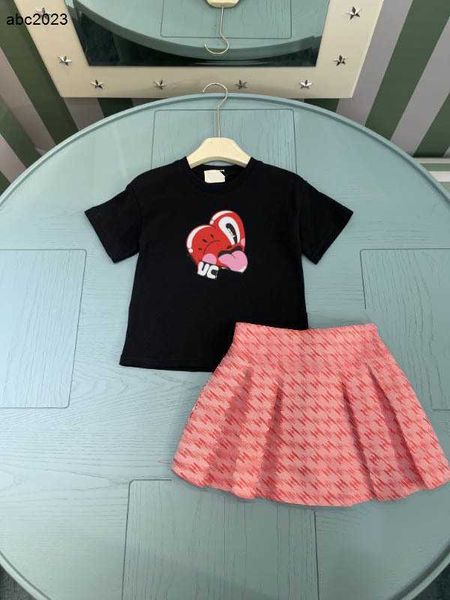 Classics Girls Dress Summer Baby Tracksuit Kids Designer Clothes Taille 100-150 cm Cartoon T-shirt imprimé en forme de coeur et jupe courte rouge 24mai