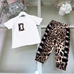 Classics Girls Track Summer Baby Baby Two Piece Set Kids Designer Tamaño de ropa 90-150 cm Camiseta y pantalones de estampado de leopardo 24feb20