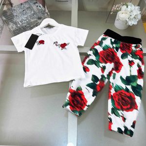 Classics Kids Designer Vêtements Baby Tracksuits Taille 90-150 cm T-shirt pour filles en deux pièces d'été et pantalon imprimé à floral rouge 24MA