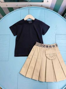 Classics Kids Designer Clother Girls Overskirt Baby Tracksuits Taille 90-150 cm Round Neck T-shirt et jupe plissée kaki 24april