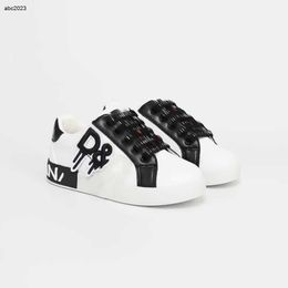 Classics Kids Shoes Designer Baby Sneakers Tamaño 26-35 que incluye cajas Diseño de esquema de color blanco y negro Shoe para niñas Dec20