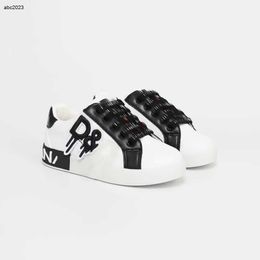 Classics Chaussures pour enfants Designer Baby Sneakers Taille 26-35 Y compris les boîtes Black and White Color Color Scheme de conception de filles chaussures garçons décor