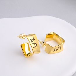 Classics Letter Y Femme Boucles d'oreilles Circular Titanium Steel Designer White pour femmes Stud Luxury Jewlery Girl Gold Wholesale Not Fade