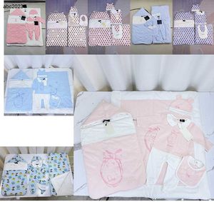 Klassiekers pasgeboren jumpsuits peuter kleding maat 52-80 cm baby vijf delige set bodysuit hoed bib deken omhelzen een quilt 24mar