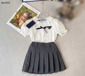Classics Princess Dress Girls Tracksuits Summer Baby Clothes Taille 90-140 cm Bowtie Design White Short à manches courtes et jupe plissée 24MA
